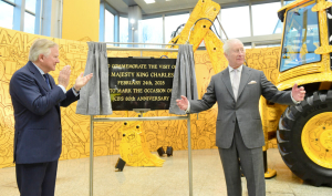 Kr&oacute;l Karol z wizytą w JCB