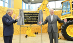 Król Karol z wizytą w JCB