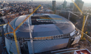 Liebherr na dachu  – Modernizacja Santiago Bernabéu