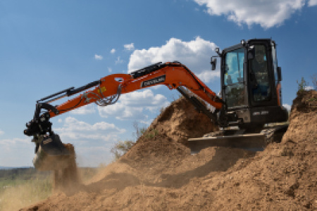 Minikoparka Develon DX35Z-7 – co ulepszono?
